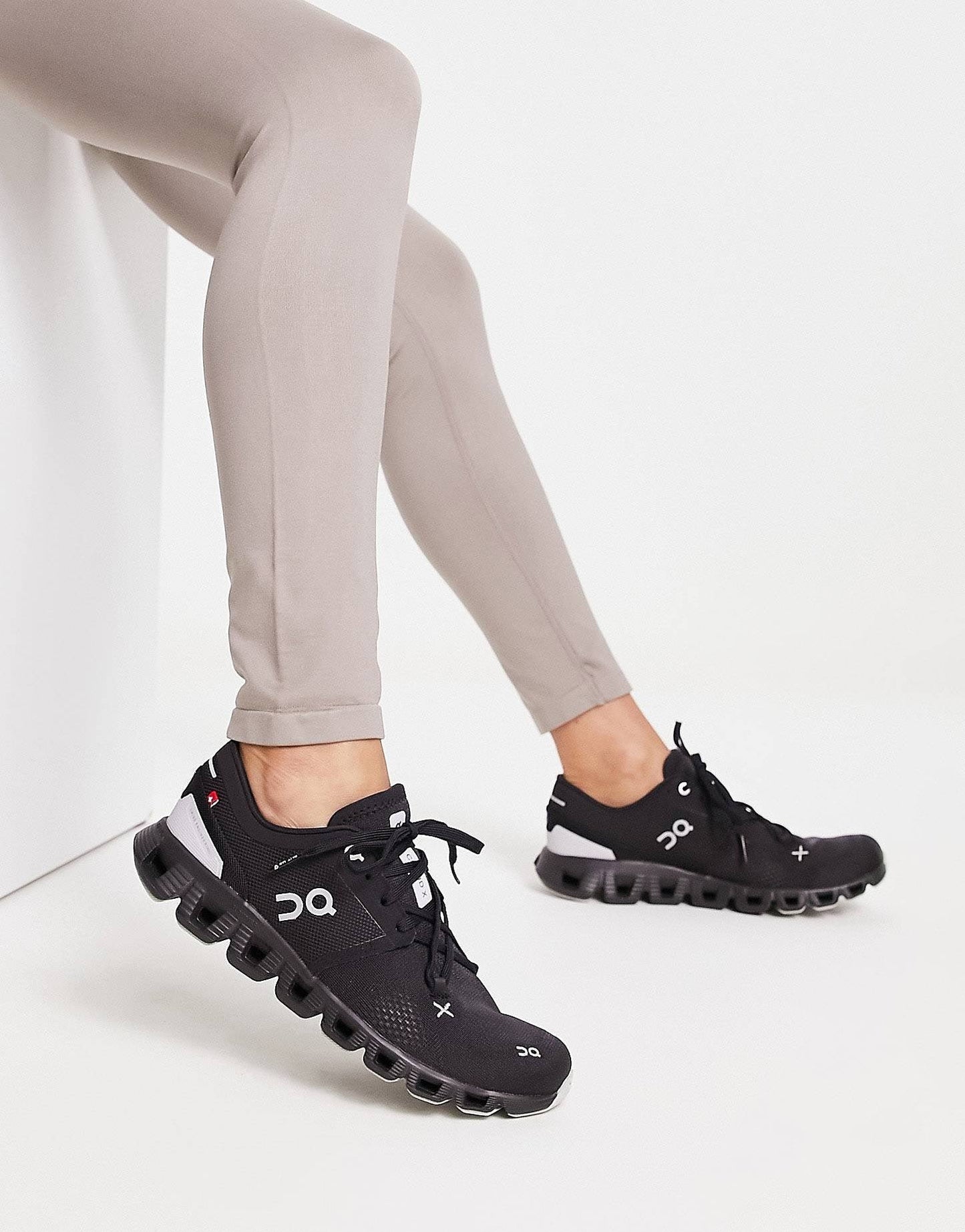 On Running Cloud X 3 trainers in black